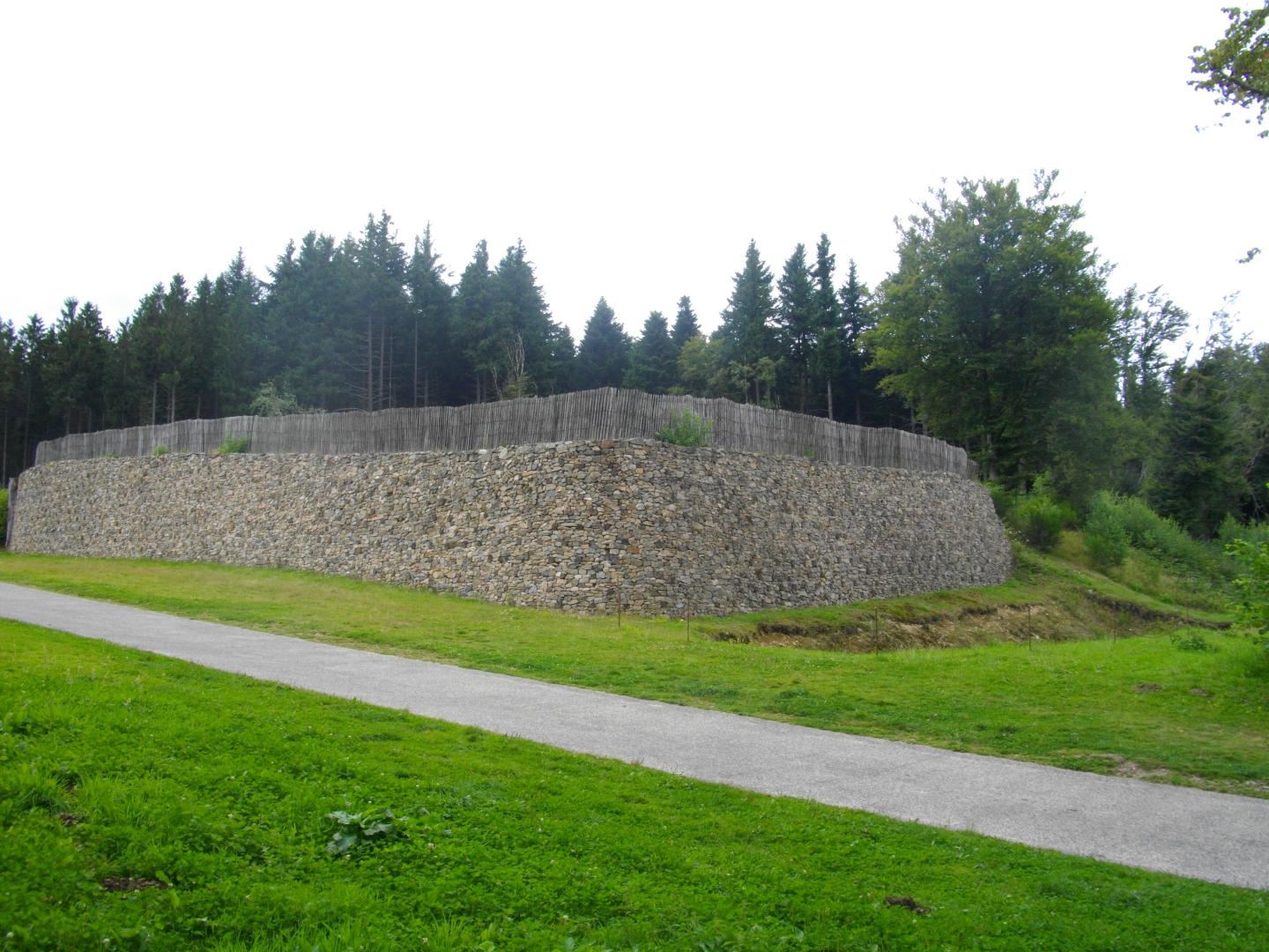 Porte monumentale du Rebout, partie du rampart de l'oppidum de Bibracte